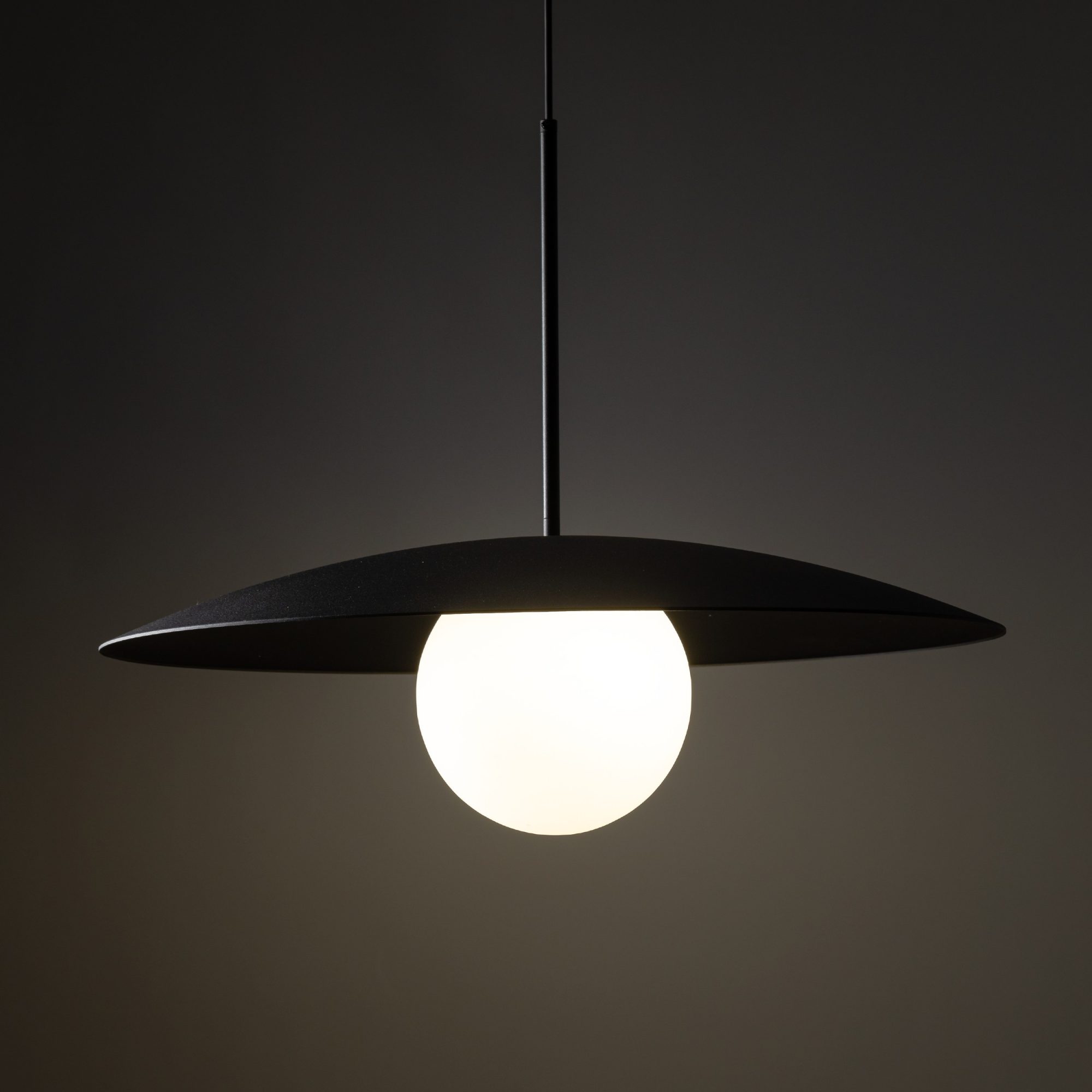 Lampa sufitowa Slate czarna z białym szklanym kloszem w aranżacji wnętrza