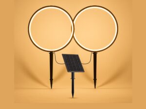Miniaturka 1 - Dwa świecące ciepłym światłem pierścienie LED z panelem solarnym na jasnym tle