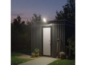 Miniaturka 1 - Lampa solarna LED zamontowana nad drzwiami zewnętrznymi o zmierzchu