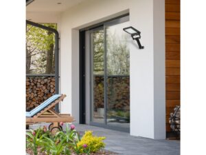 Miniaturka 3 - Czarna solarna lampa LED nad tarasem przy domu