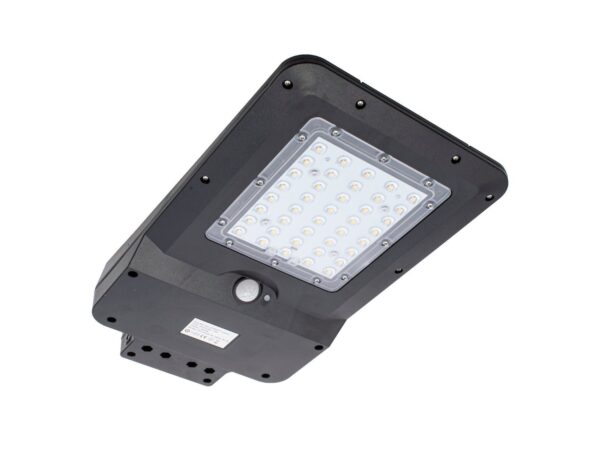 Czarna uliczna lampa solarna LED 15 W z czujnikiem ruchu i panelem diod na białym tle