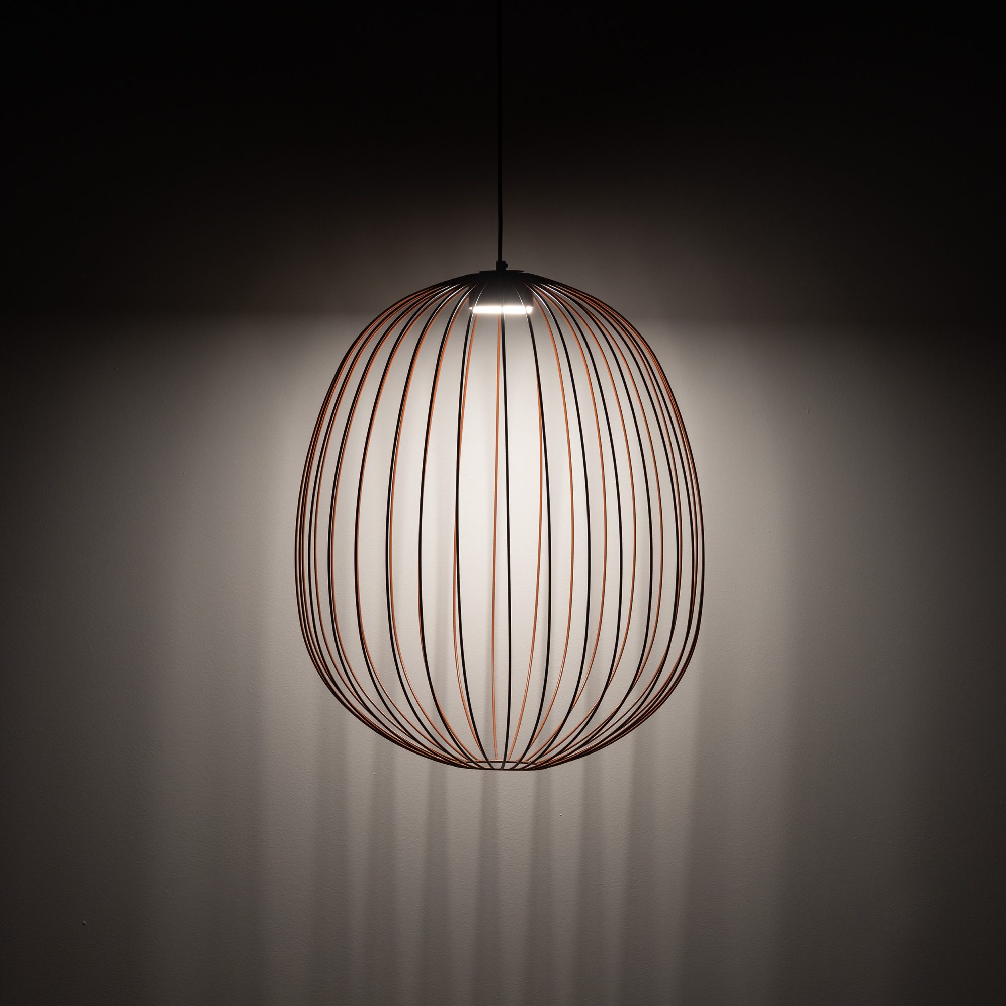 Ceglasta lampa wisząca Sphera L we wnętrzu
