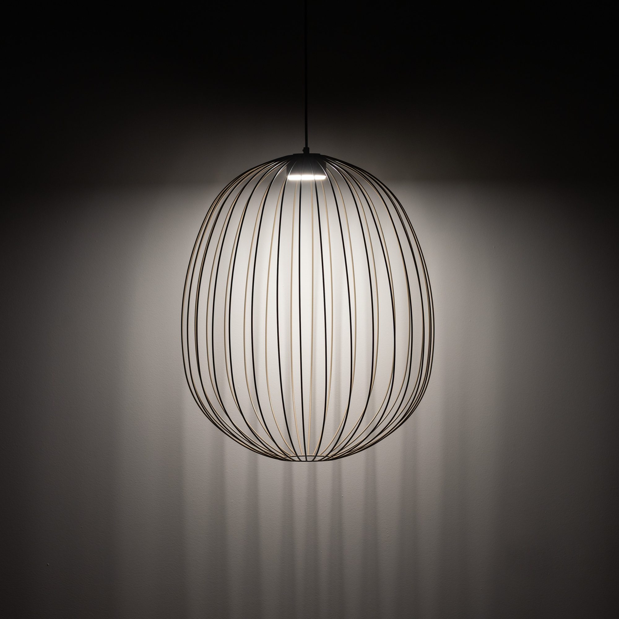 Beżowa lampa wisząca Sphera L w aranżacji