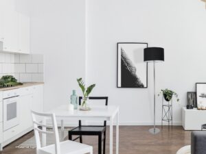 Miniaturka 4 - Lampa podłogowa Alovino z czarnym abażurem w aranżacji wnętrza