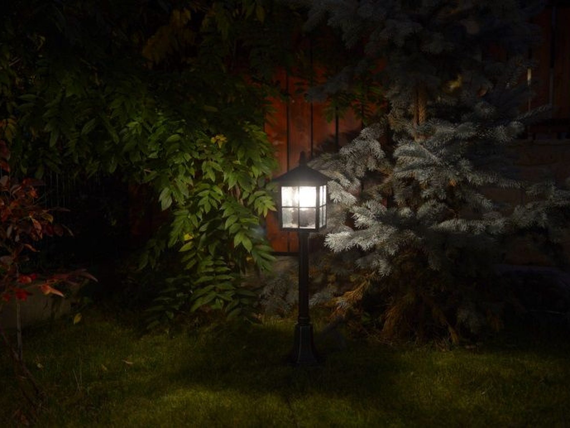 Lampa stojąca WENECJA K 5002/2/KW – w aranżacji zewnętrznej