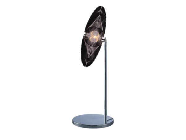 Lampa stołowa Alavora z czarnym ażurowym abażurem i metaliczną okrągłą podstawą