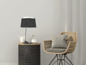 Miniaturka 2 - Czarna lampa stołowa Amelino przy fotelu w salonie