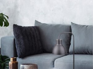 Miniaturka 2 - Lampa stołowa Avosira na stoliku obok szarej kanapy