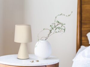 Miniaturka 3 - Lampa stołowa Beladeta w beżowej kolorystyce we wnętrzu