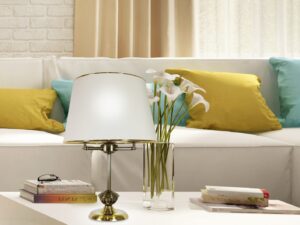Miniaturka 1 - Lampa Berelano z białym abażurem na stoliku kawowym w jasnym salonie