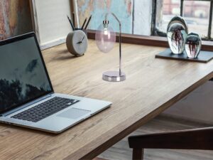 Miniaturka 1 - Lampa stołowa Camatena na biurku przy laptopie