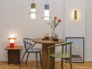 Miniaturka 5 - Lampa stołowa CAPONIO ST czerwonopomarańczowa w aranżacji wnętrza