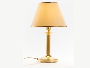 Miniaturka 1 - Lampa stołowa Classic w kolorze mosiądzu satynowanego na jasnym tle