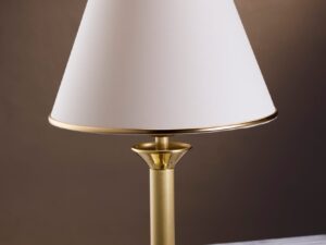 Miniaturka 3 - Lampa stołowa Classic z jasnym abażurem na drewnianym blacie