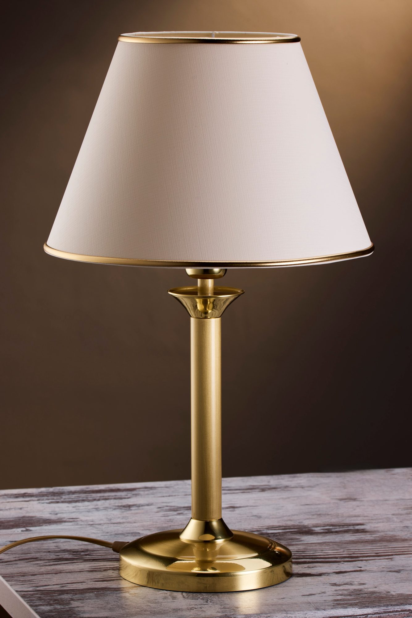 Lampa stołowa Classic na blacie z jasnym abażurem i złotawymi obrzeżami