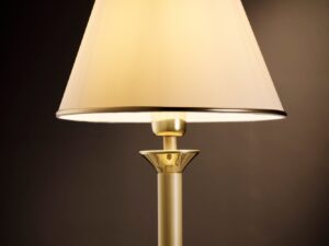 Miniaturka 2 - Lampa stołowa Classic z podświetlonym abażurem na ciemnym tle