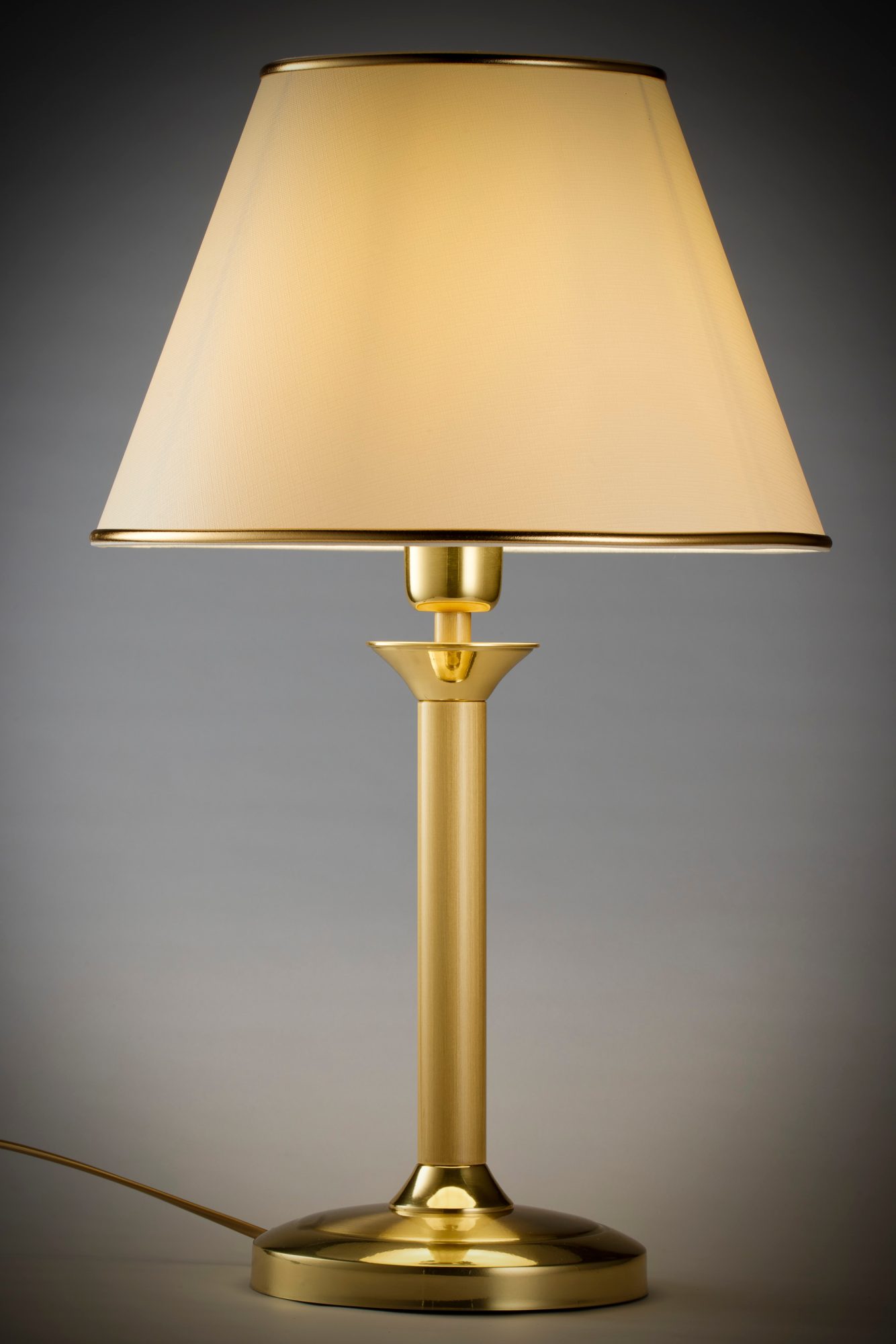 Lampa stołowa Classic ze świecącym abażurem na ciemnym tle