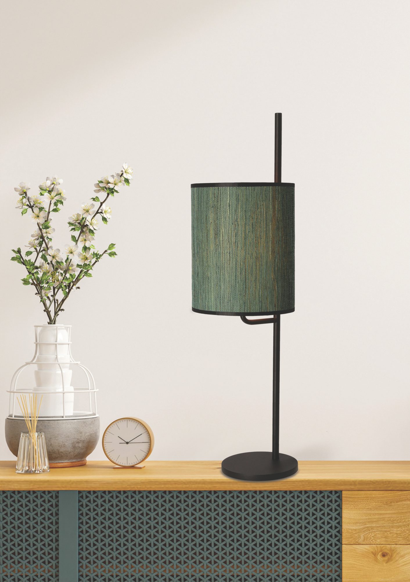 Lampa Doreneta z zielonym abażurem na drewnianej komodzie – aranżacja