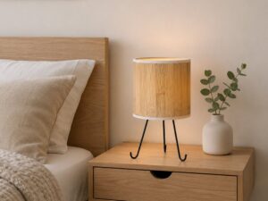 Miniaturka 2 - Lampa Emirela z abażurem w dekorze sosny na szafce nocnej