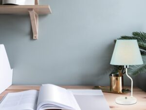 Miniaturka 3 - Lampa stołowa Evadia z niebieskim kloszem w aranżacji wnętrza
