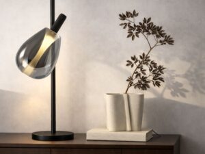 Miniaturka 3 - Lampa stołowa Evorena dymiony klosz na ciemnym meblu