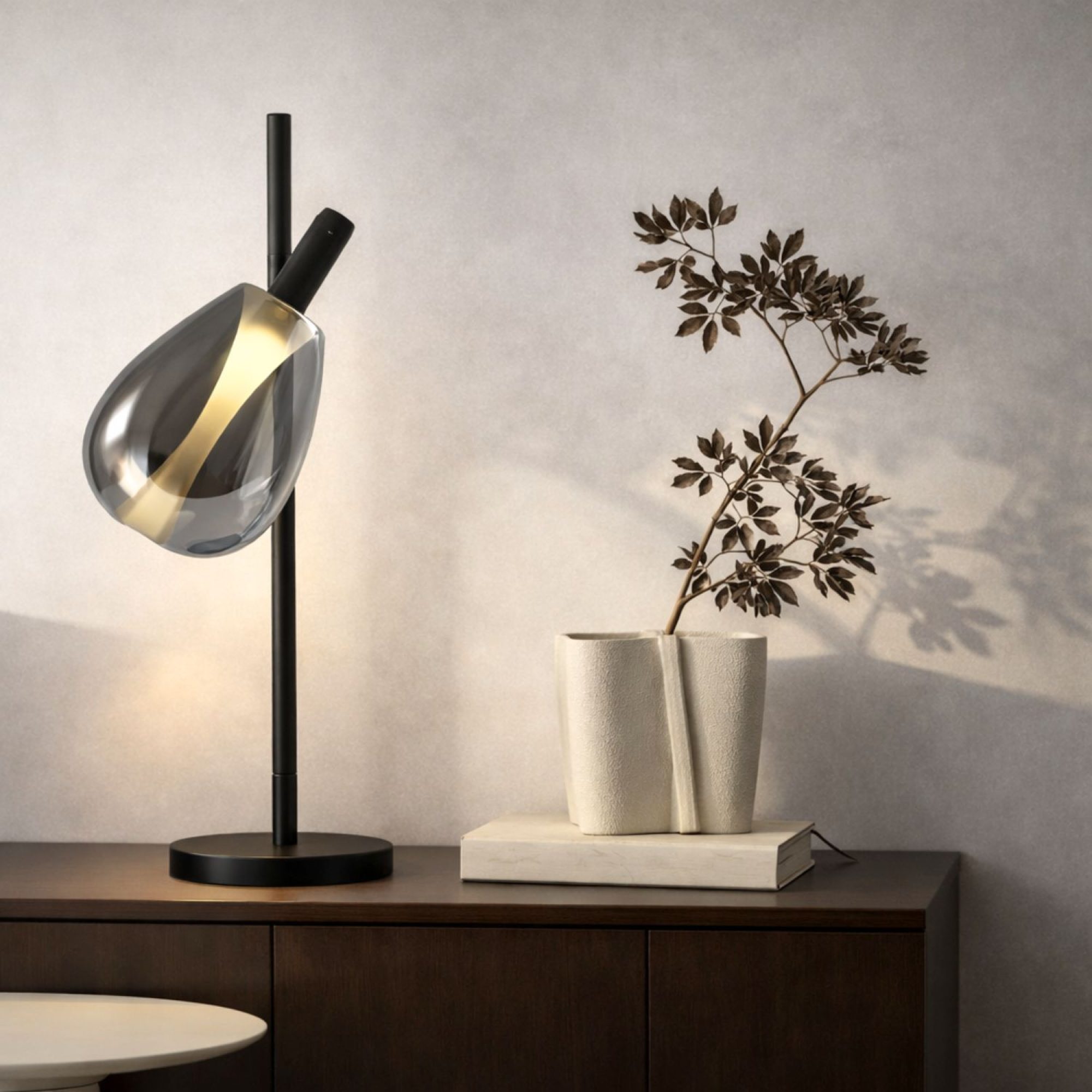 Lampa stołowa Evorena dymiona w aranżacji