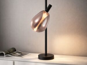 Miniaturka 2 - Lampa stołowa Evorena miedziany klosz w aranżacji na komodzie