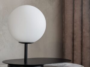 Miniaturka 4 - Lampa stołowa HANEA ST czarna – dodatkowe ujęcie z kloszem