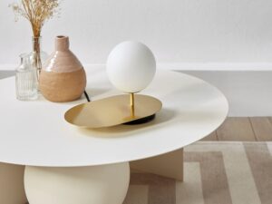 Miniaturka 5 - Lampa stołowa HANEA ST mosiężna – dodatkowe ujęcie z półką