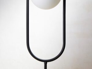 Miniaturka 2 - Lampa stołowa Igon ze stalowym stelażem i szklanym elementem, inne ujęcie