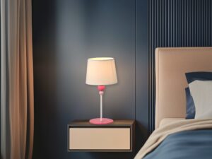Miniaturka 1 - Lampka stołowa Ilorela na nocnej szafce przy łóżku w aranżacji