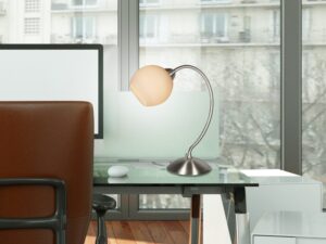 Miniaturka 1 - Lampa stołowa Ilotona z rozświetlonym białym kloszem na biurku przy oknie