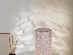 Miniaturka 1 - Lampa stołowa Ilvimano 21,5 cm świecąca na drewnianym stoliku