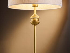 Miniaturka 2 - Lampa stołowa Kaszmir złota z jasnym zdobionym abażurem, zapalona