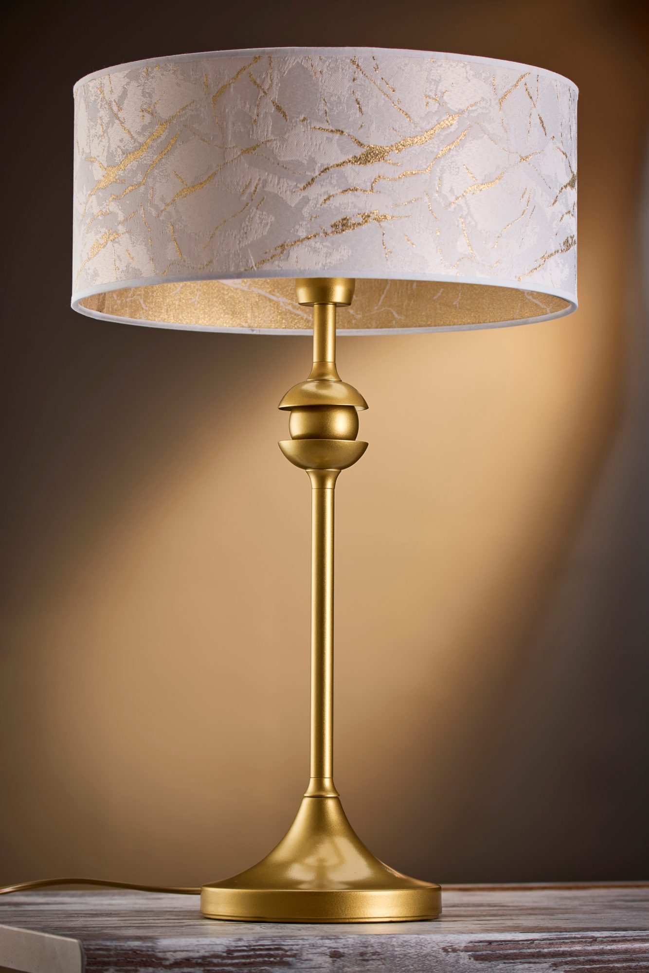 Lampa stołowa Kaszmir złoty trzon i jasny abażur z boku