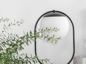 Miniaturka 4 - Czarna lampa KOBAN ST z mlecznym kloszem w aranżacji na stoliku