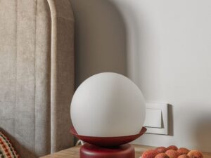 Miniaturka 7 - Lampa KUUL ST burgundowa przy tapicerowanym łóżku