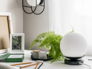 Miniaturka 2 - Czarna lampa KUUL ST na biurku w jasnym wnętrzu