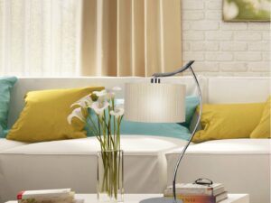 Miniaturka 1 - Lampa stołowa Larodira z kremowym abażurem w aranżacji salonu