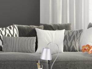 Miniaturka 2 - Lampa stołowa Larosira przy szarej sofie w salonie