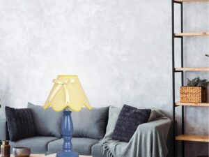 Miniaturka 4 - Lampa Lavimino niebieska z żółtym abażurem na stoliku przy sofie