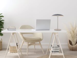 Miniaturka 1 - Biała lampa Levorio na biurku obok laptopa w jasnym pokoju
