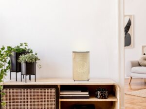 Miniaturka 1 - Lampka stołowa Lumilia z beżowym abażurem na komodzie w salonie