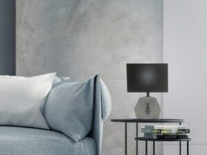 Miniaturka 4 - Lampa Mirivona z jasnoszarą podstawą i ciemnym abażurem na stoliku w salonie