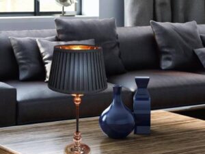 Miniaturka 1 - Lampa stołowa Mirotia na drewnianym stoliku w salonie z ciemną sofą