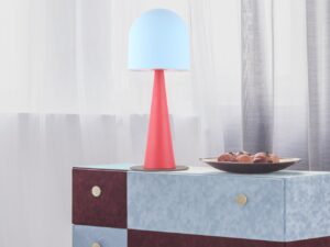 Miniaturka 1 - Lampa stołowa Nerivio w błękicie i czerwieni ustawiona na komodzie
