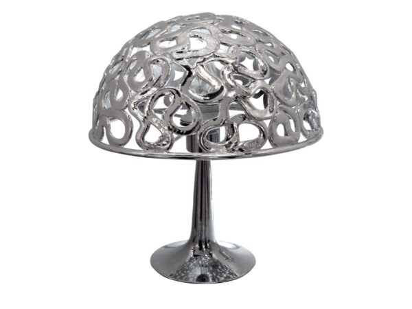 Chromowana lampa stołowa Norosora z ażurowym kloszem na białym tle