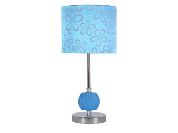 Lampa stołowa Oriadena z niebieskim walcowym abażurem na białym tle