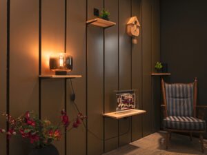 Miniaturka 6 - Lampa stołowa Pantilo z ciemnym kloszem świecąca na półce we wnętrzu