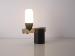 Miniaturka 3 - Lampa stołowa Peresona z zapaloną osłoną LED na jasnym blacie